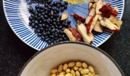 黑豆跟黑芝麻豆浆,营养双倍，健康加分